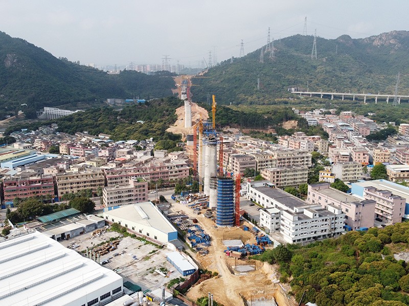 赣深高铁中铁十九局跨厂施工现场